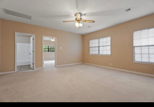 Building Photo - 806 S Osage Ave