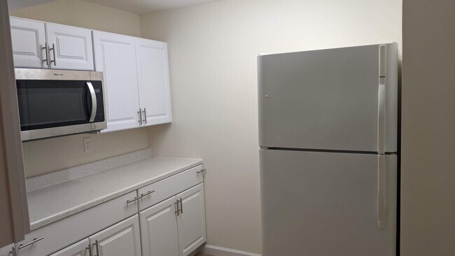 Building Photo - 2100 Glenn Spring Ct