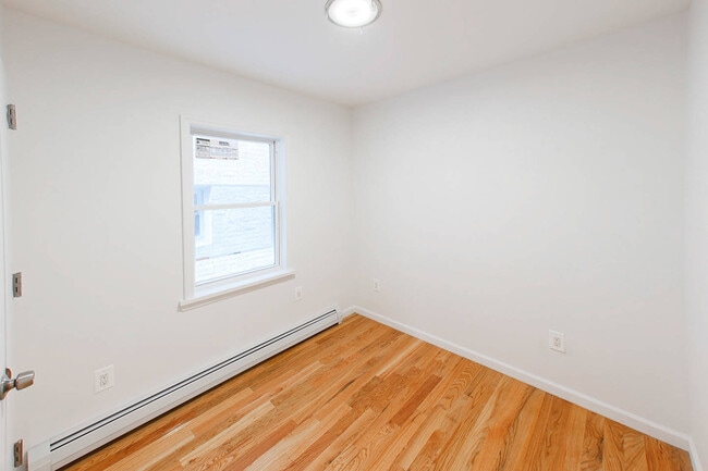 Building Photo - 657 Manida St