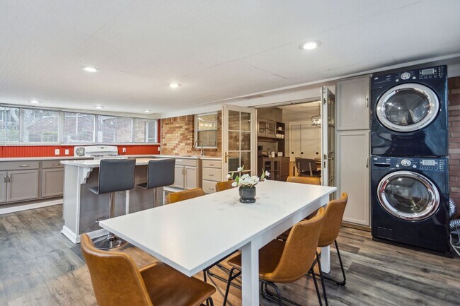 Building Photo - 425 Plantation Rd SW