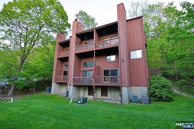 Building Photo - 9 Village Way