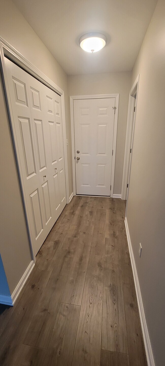 garage entry and closet - 8590 Jackson St