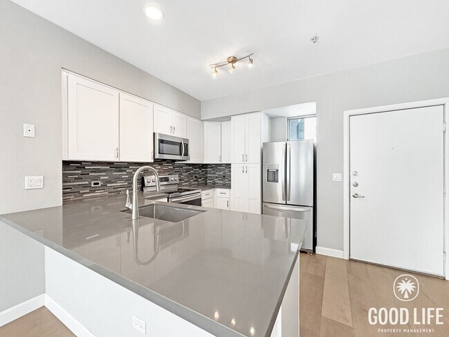 Building Photo - Sleek 1B/1BA Condo in the Heart of Marina District with A/C, In-Unit W/D & Reserved Parking!