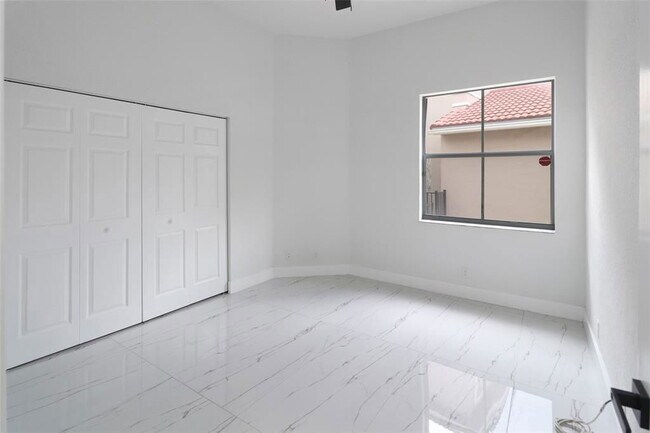 Building Photo - 5824 NW 120th Ave