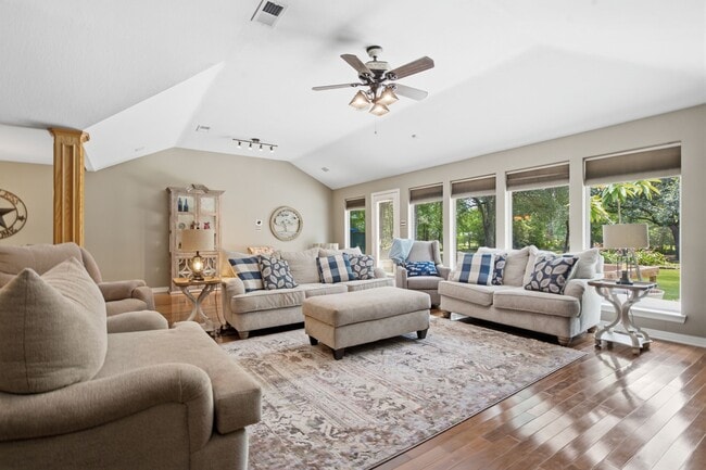 Building Photo - 223 Pin Oak Ln