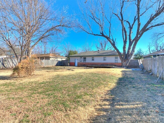 Building Photo - 122 S Sherry Ave