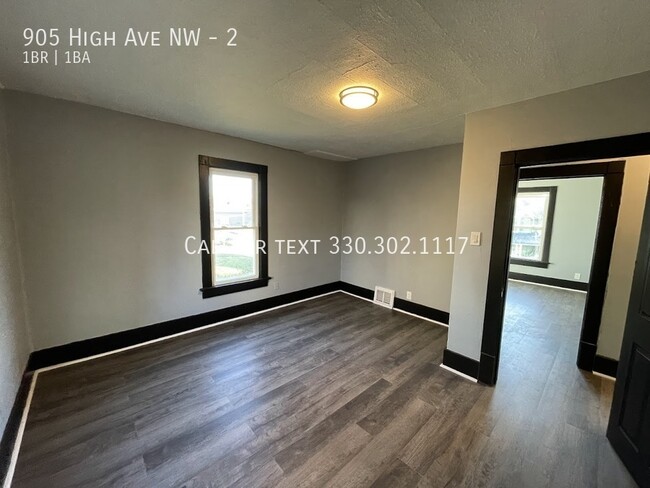 Building Photo - One bedroom one bathroom second level apar...