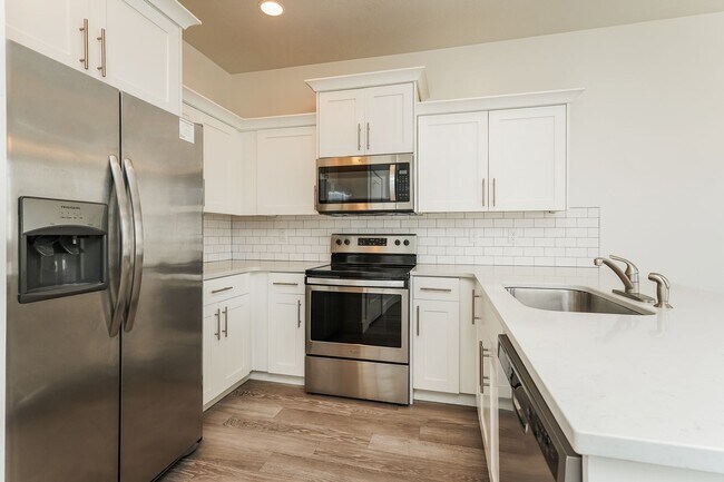 Building Photo - Beautiful 3 Bed, 2.5 Town Home! Available Now! See Our 3D Tour of This Property! Available NOW!