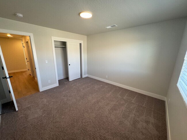 Building Photo - 3 Bedroom Home!