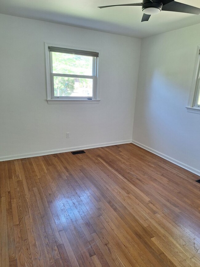 Building Photo - 3 bedroom /2 full bathroom- Yorktown