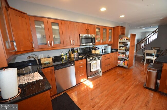 Building Photo - 3723 S Four Mile Run Dr