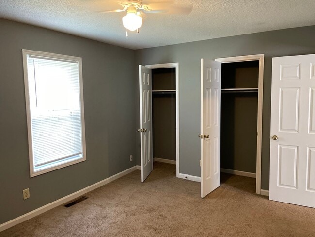 Building Photo - Cozy Townhome