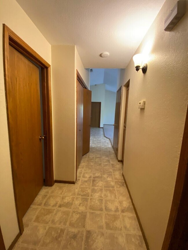 Building Photo - 1348 E Ferguson Ct