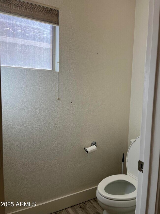 Building Photo - 1128 E Sheffield Ave