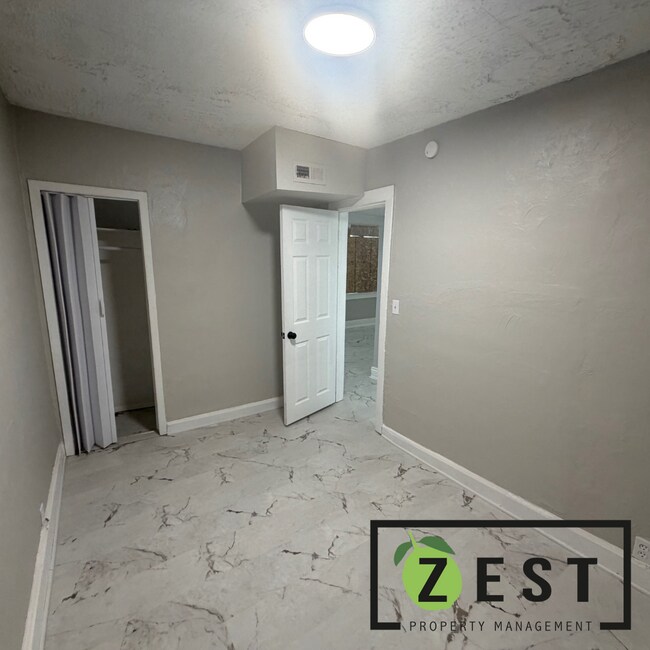 Building Photo - OPEN HOUSE- 4/4! 2PM-230PM! 2 BED + BONUS ROOM! 1 BATH HOME!