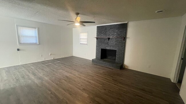 Building Photo - Beautiful Remolded Home minutes from Downt...