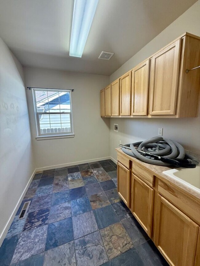 Building Photo - Charming 3 Bedroom Single-Level Home in Ba...