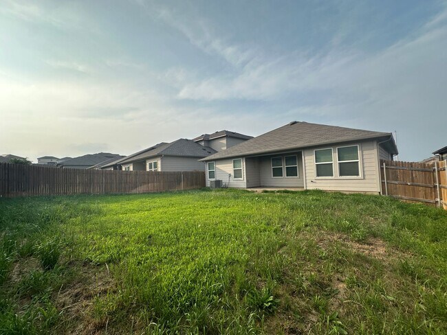 Building Photo - Classic Three Bedroom Two Bath Home in a Great Neighborhood
