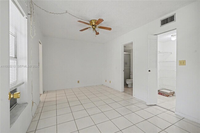 Building Photo - 3501 Inverrary Dr