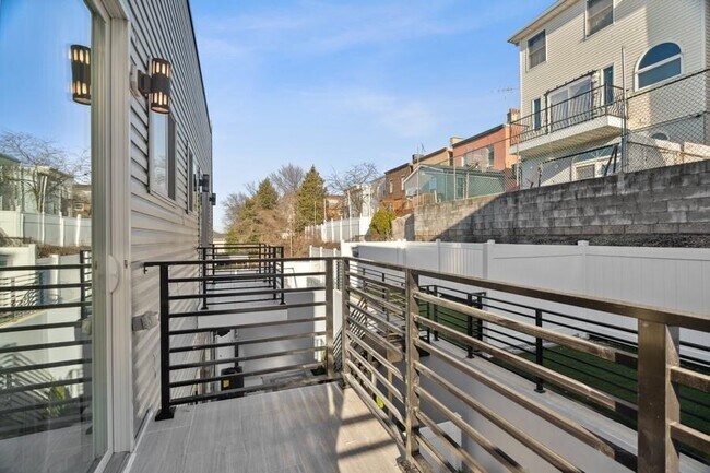 Building Photo - 122 Terrace Ave
