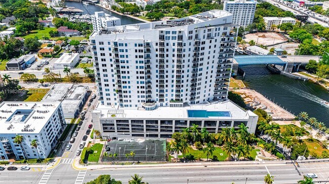 Building Photo - 10 SW South River Dr