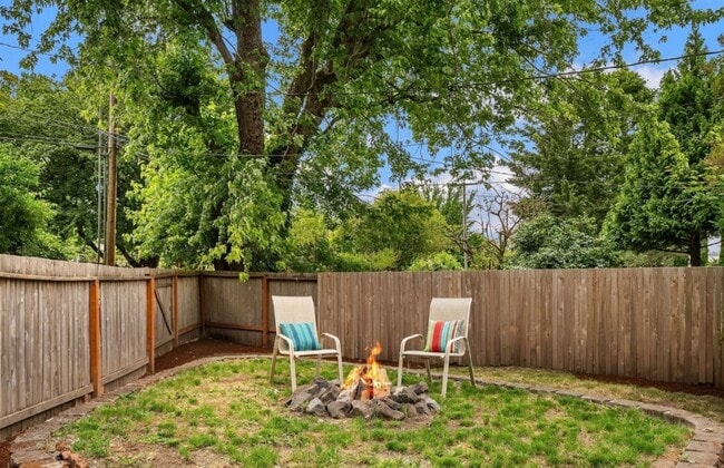 Building Photo - Modern 2 Bed, 1 Bath Duplex in Prime Olde ...