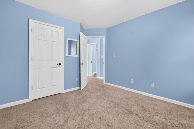 Building Photo - 5495 Hampton Ct