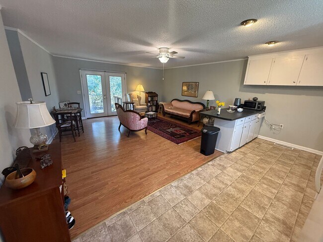 Building Photo - 347 Sunset Dr