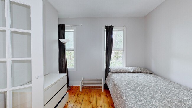Building Photo - 6 Bedroom Apartment in Science Hill, close to downtown! (Laundry In Unit)
