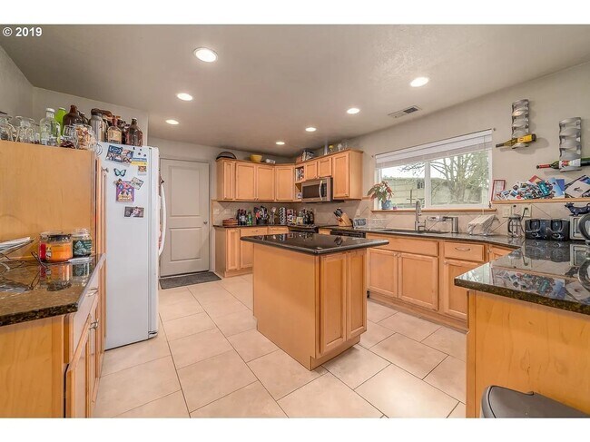 Building Photo - Charming 4-Bedroom Home Near UO Campus – Spacious, & Well-Maintained
