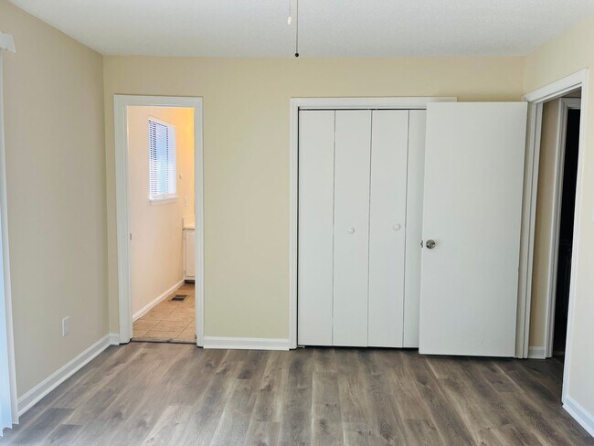 Building Photo - 13-15 Oakmount Dr