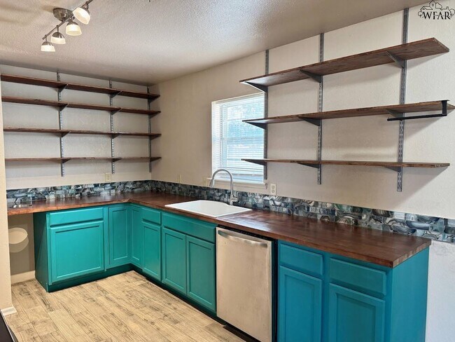 Building Photo - 1408 Normandy Dr