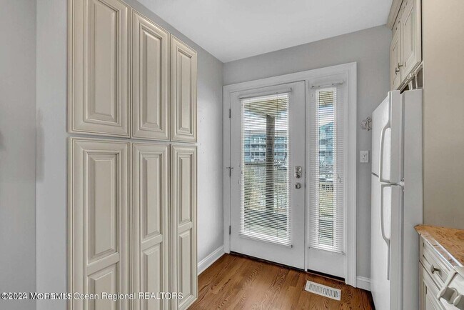 Building Photo - 1919 Bay Blvd