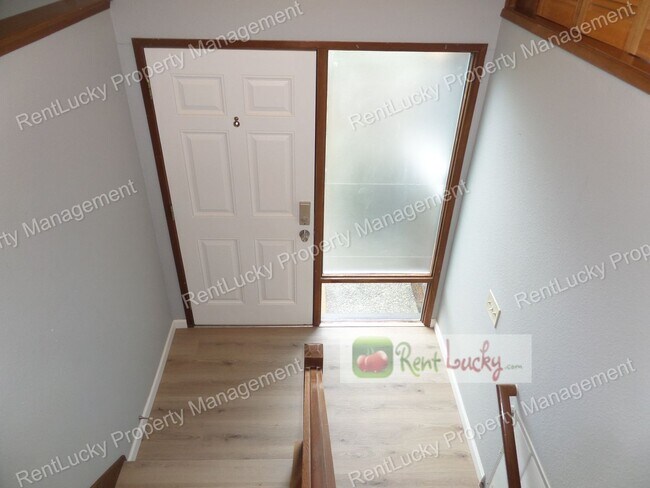 Building Photo - Wonderful & Updated 3-Bedroom Home w/Custom Chicken Coop in Redmond FOR RENT!!