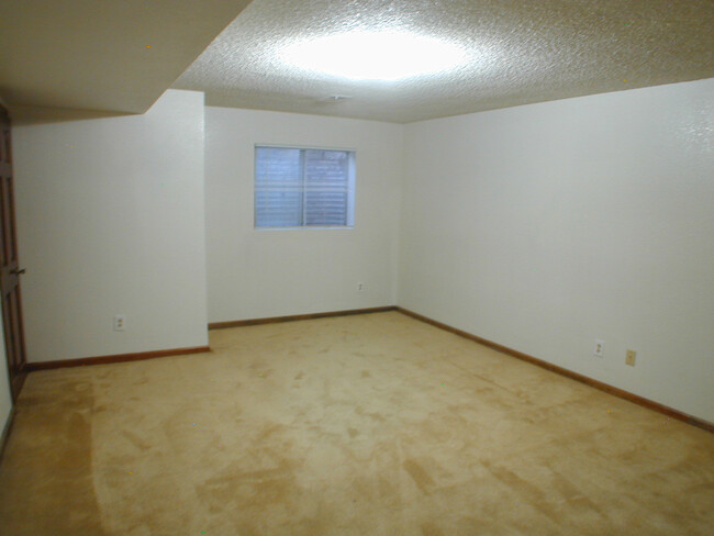 Building Photo - House For Lease