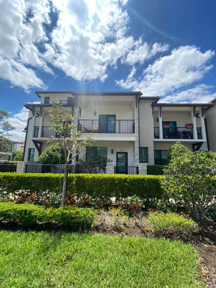 Building Photo - 4940 NW 83rd Ave
