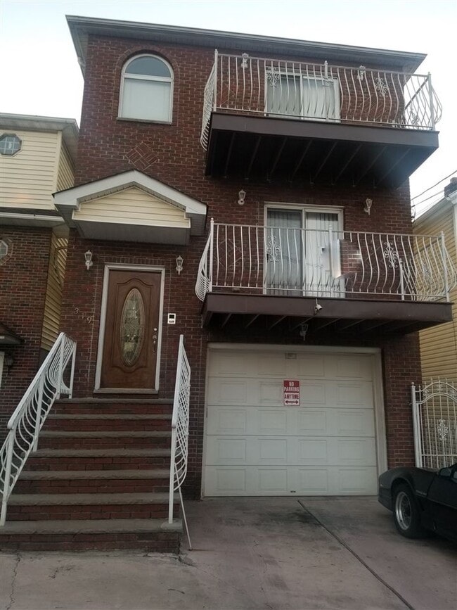 Primary Photo - 319 Danforth Ave