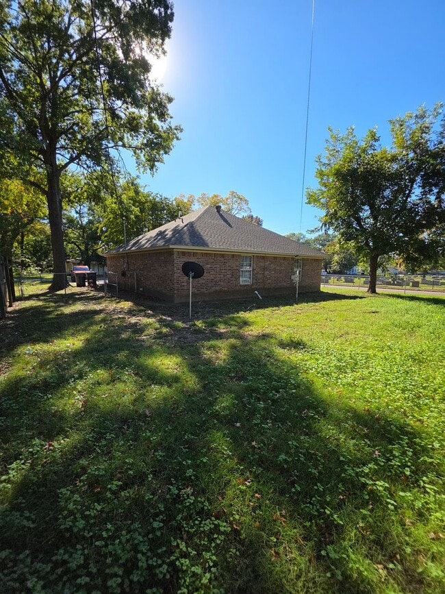 Building Photo - 401 E 11th St