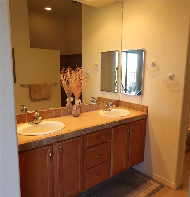 Building Photo - 2885 Esmerelda Dr