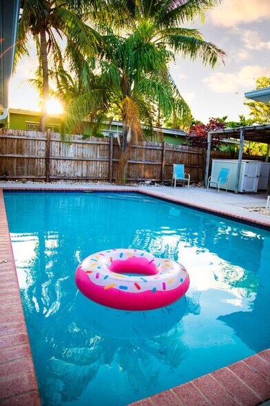 Building Photo - 916 W Drew St