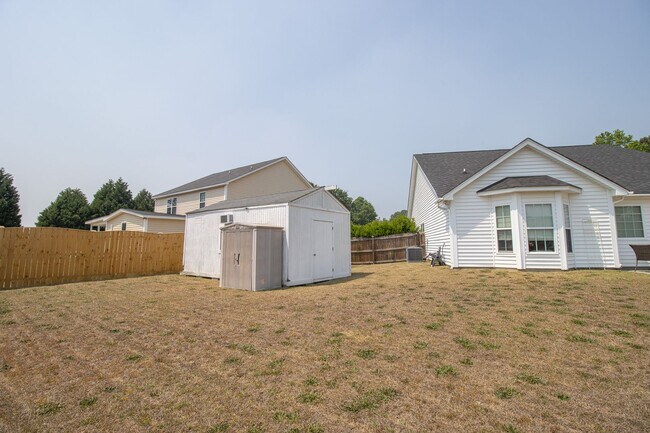 Building Photo - Spacious 3BR in Myers Creek – Fenced Yard, Workshop w/ Electricity & Bright Open Living!