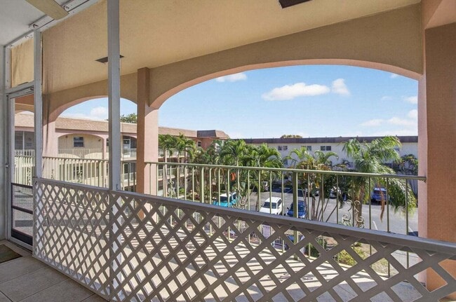 Building Photo - 100 SE 6th Ave