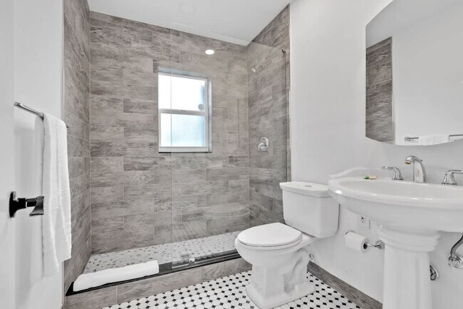 Building Photo - 1712 NE 18th Ave