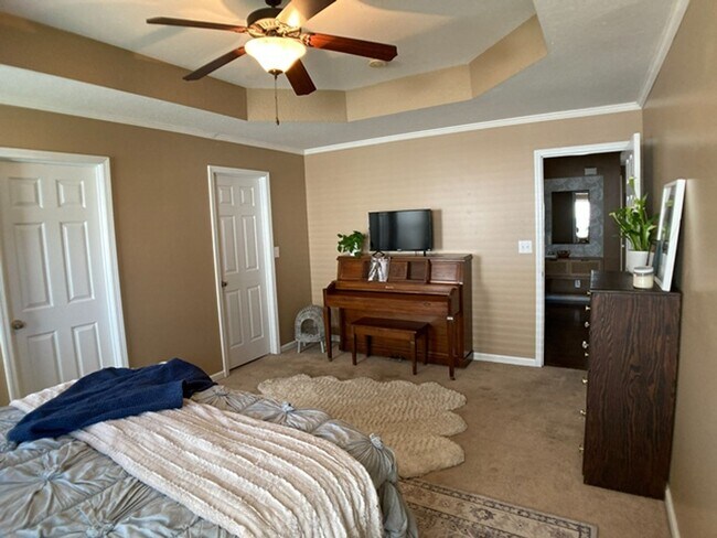 Building Photo - $1800 3 Bedrooms 2.5 Bath Brick Home with a bonus room!