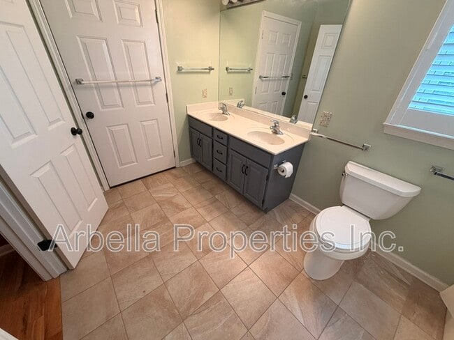 Building Photo - 215 Radford Dr