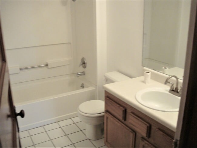 Building Photo - PRE-LEASING | Private Stone Home on Acreage Near Nixa