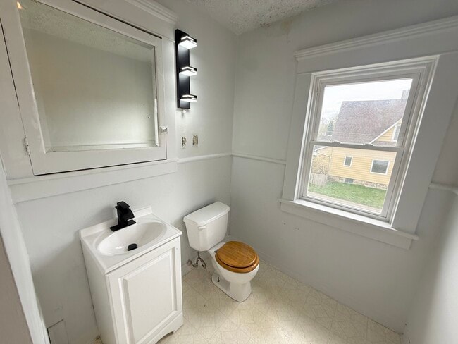 Building Photo - 343 Cedar Ave