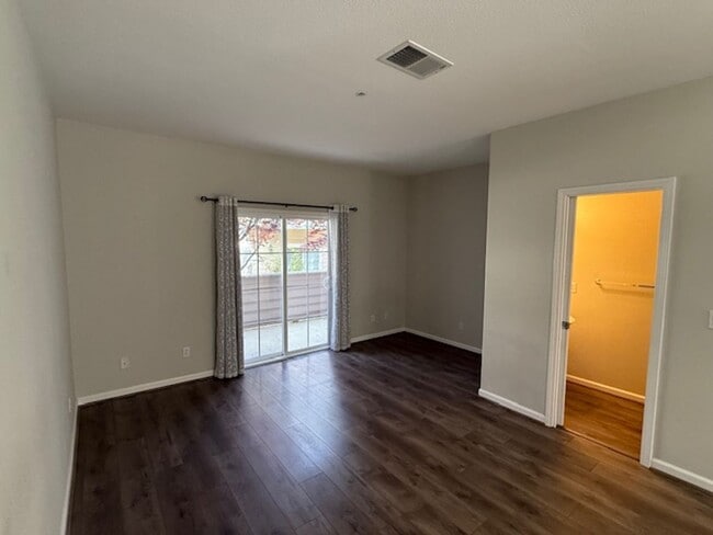 Building Photo - BACK ON MARKET: 2-Bedroom Martinez Townhom...