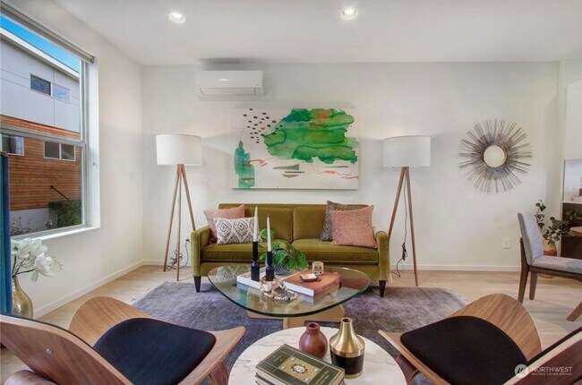Building Photo - Welcome Home Modern Townhome in Georgetown