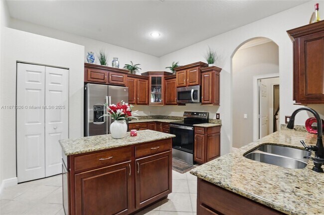 Building Photo - 1425 SW Oriole Ln